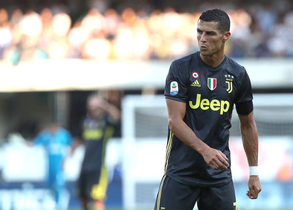 Juventus empató 2-2 en su visita al Chievo Verona en la primera fecha de la Serie A, que marcó el debut en el torneo del portugués Cristiano Ronaldo, que se mostró activo y peligroso en la cancha.
