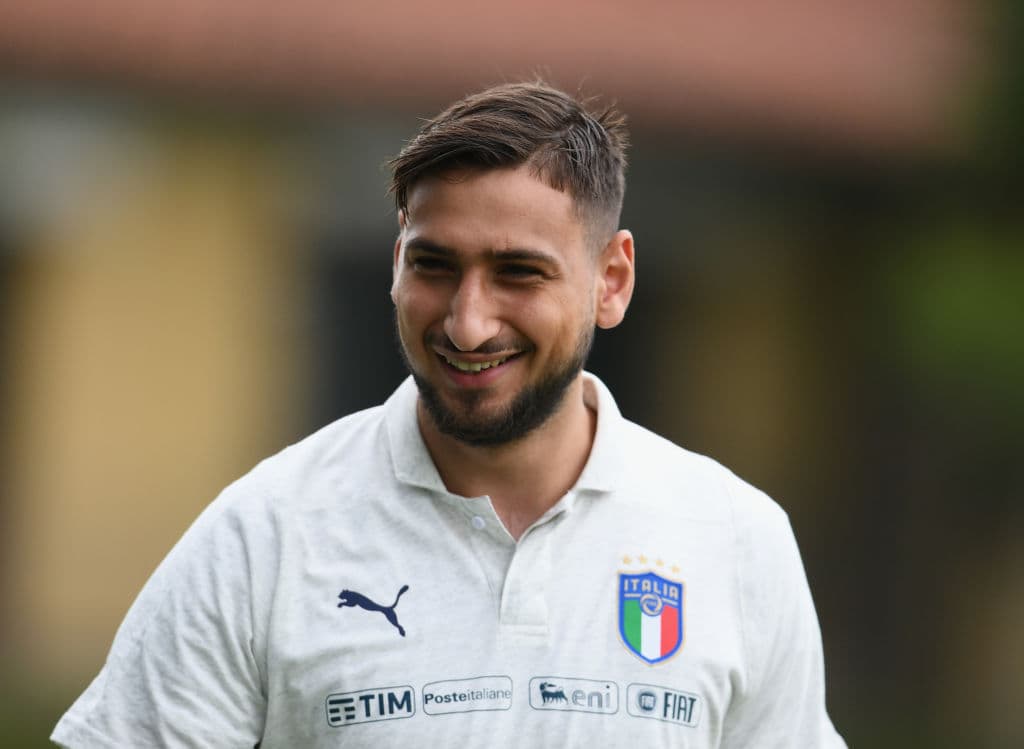 El arquero italiano Gianluigi Donnarumma tiene su futuro lejos del AC Milán. En PSG, negocian con su representante para que llegue al equipo y aprenda con Buffon, aunque tiene más pretendientes.