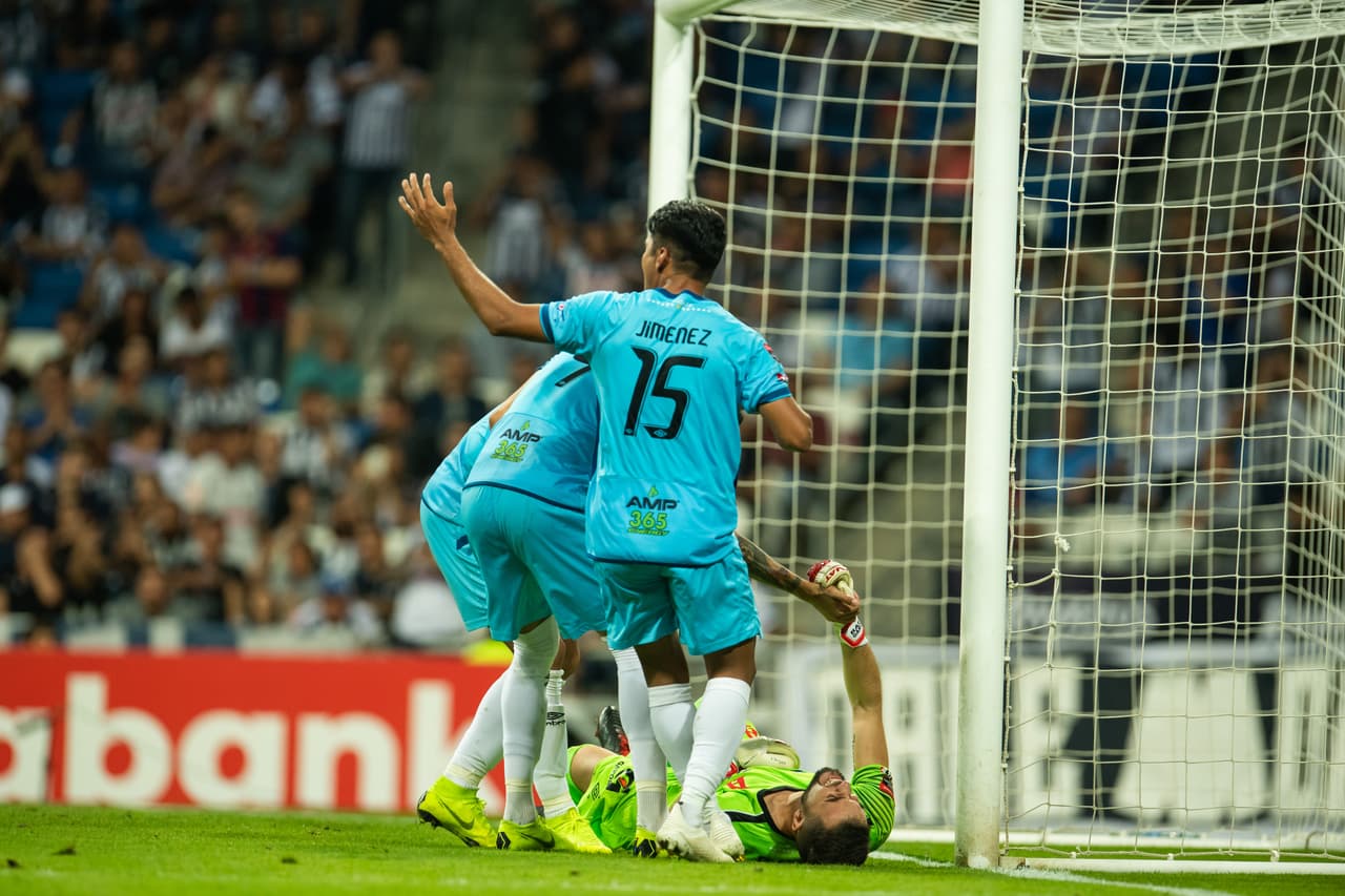 Una gran atajada del uruguayo al servicio del Alianza, que después de mandar el balón al tiro de esquina quedó en el césped para tomar un aire nuevo.
