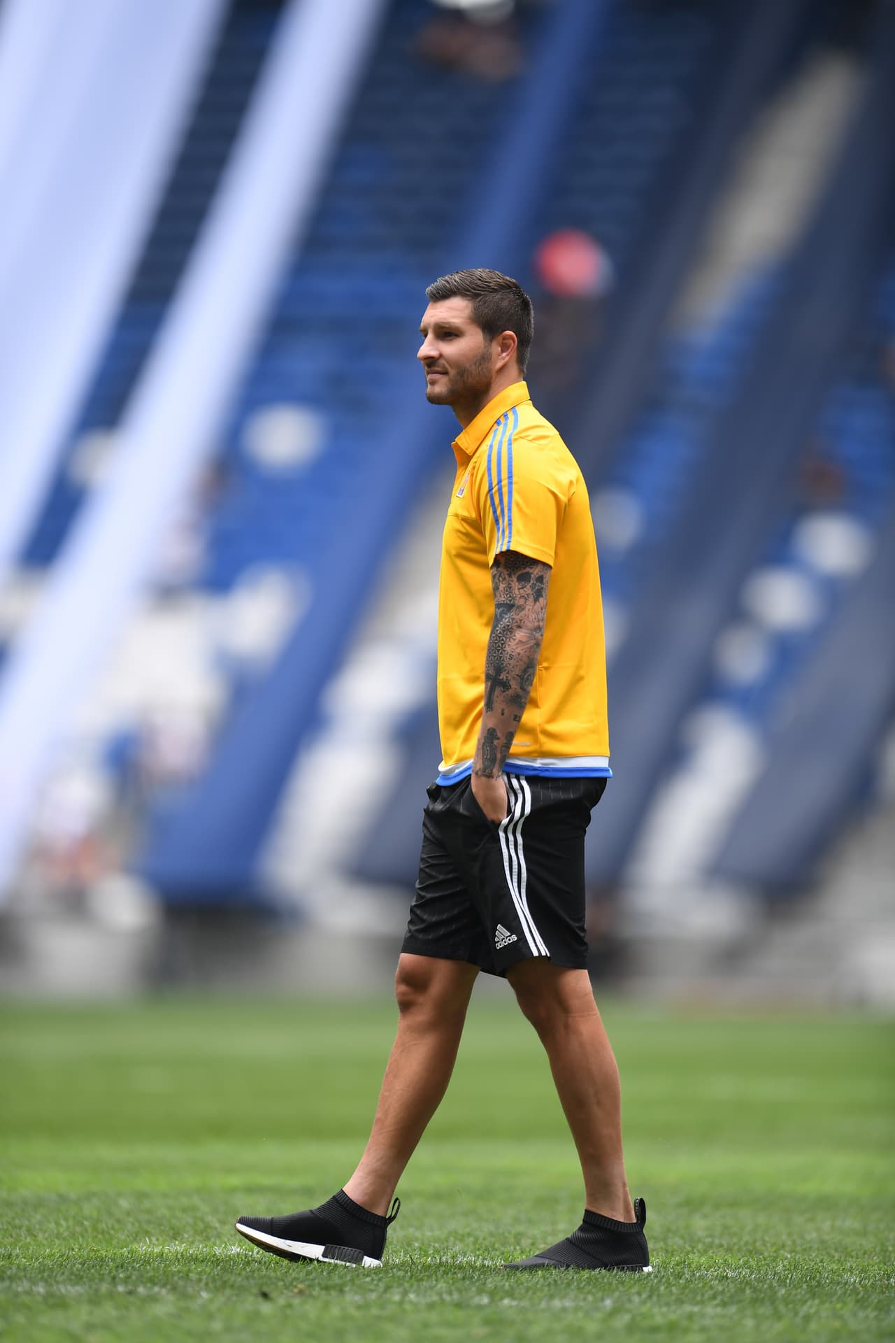 Antes del encuentro, el delantero francés se paseaba por el campo de juego lleno de confianza.