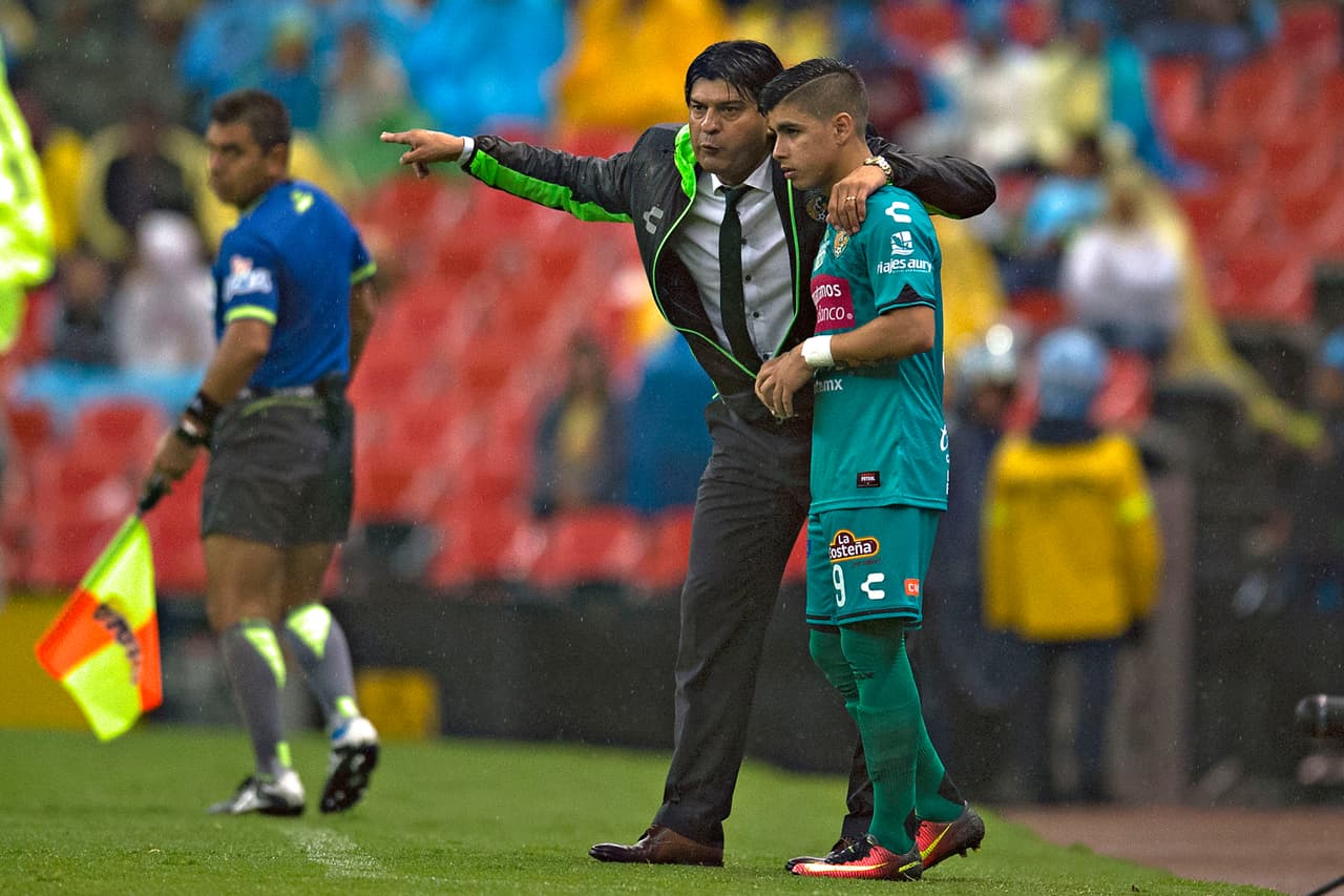 Sus jugadores lo respaldaron después de seis derrotas, dos empates y una victoria, pero en el siguiente partido volvieron a caer y eso motivó al paraguayo a entregar su cargo.