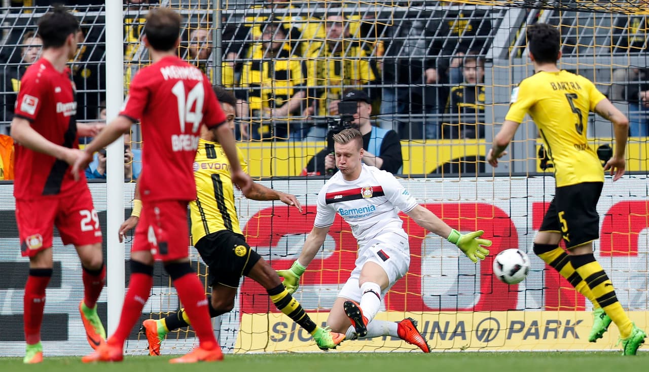 En los últimos 13 minutos, Borussia Dortmund dejó ver las debilidades defensivas de los visitantes y les marcaron tres tantos.