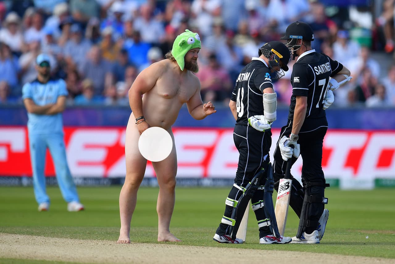 Durante el último partido de Inglaterra en la fase de grupos del Mundial de cricket, ante Nueva Zelanda, uno de los aficionados presentes en el Riverside Ground en Chester-le-Street saltó al campo desnudo para llamar la atención de todos hasta que la seguridad lo derribó y sacó.