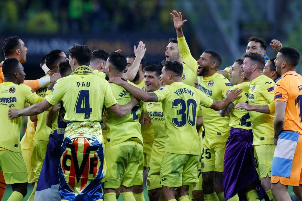 Tras 98 años, Villarreal porfin logra levantar el título de la UEFA Europa League tras vencer 11-10 en la tanda de penaltis al Manchester United.