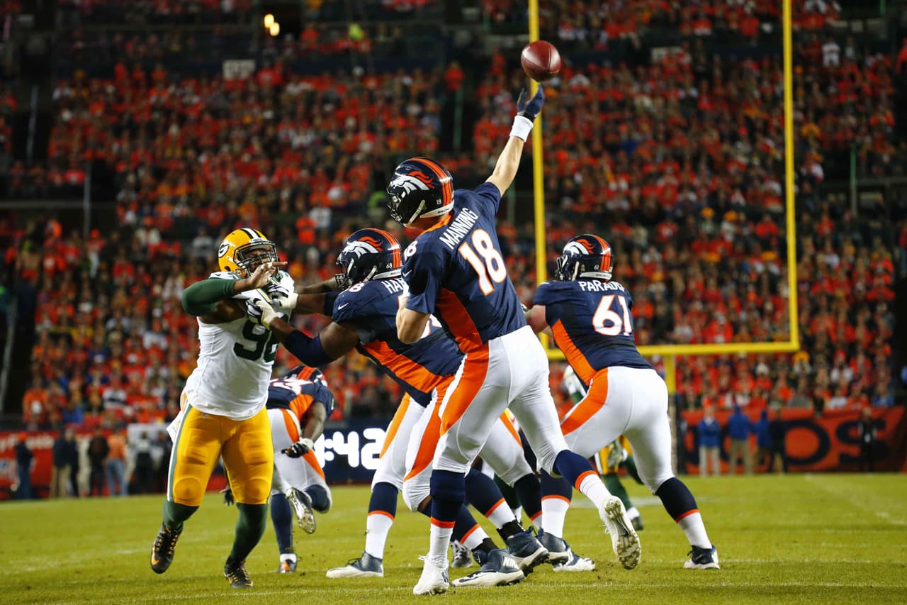 Uno de los récords más valiosos que Peyton Manning estableció en solitario, es el de más triunfos de por vida, contando temporada regular y playoffs. Con la victoria en el Super Bowl 50 llegó a 187.