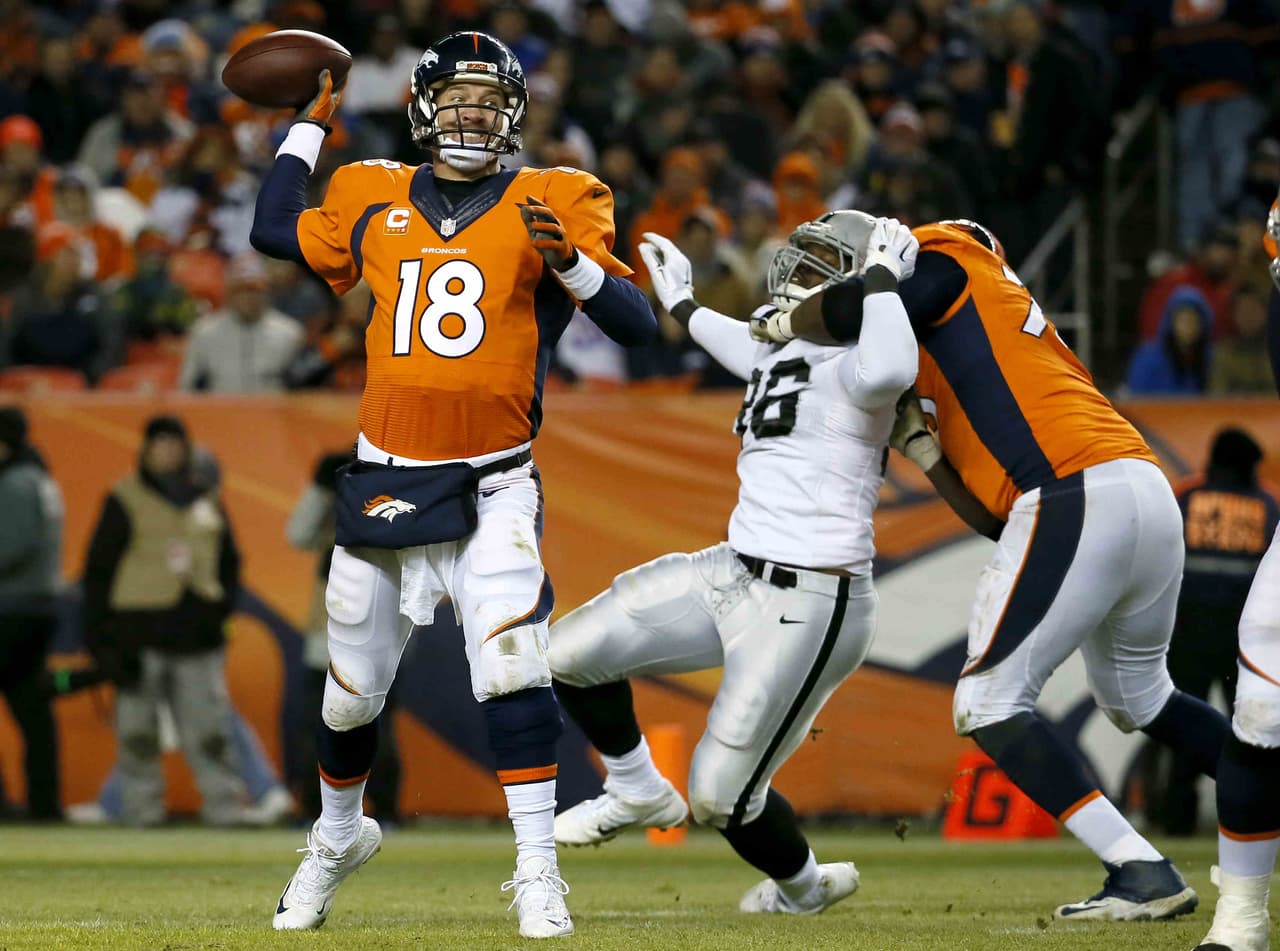 Otro récord que Peyton Manning está por romper es el de pases completos de por vida. El líder es Brett Favre con 6,300. Peyton se acerca con 6,125.