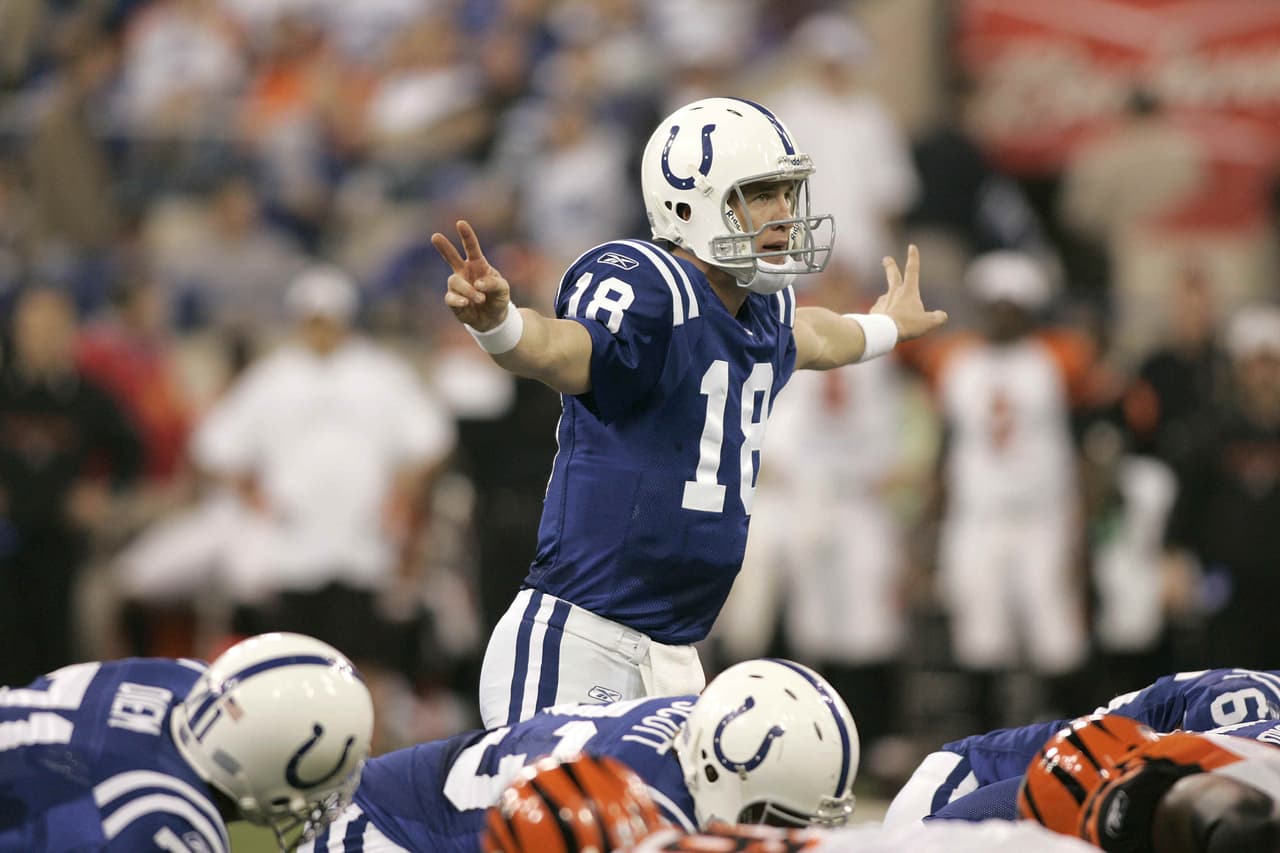 Durante la primera década del Siglo XXI ningún quarterback ganó más partidos que Peyton Manning: 115 en temporada regular, 9 en playoffs para el récord de 124. En lo que va del presente siglo ya sumó 5 nombramientos como Más Valioso de la NFL: 2003, 2004, 2008, 2009 y 2013, por supuesto, cifra récord.