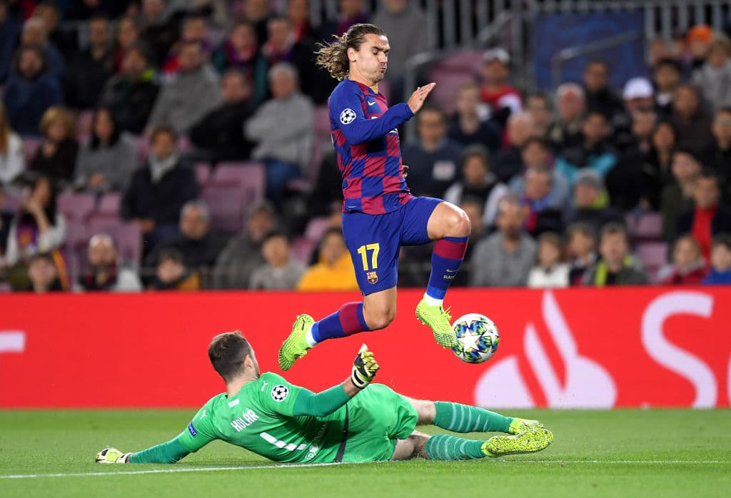 Antoine Griezmann no concluye en gol el error en la salida de Kolář.