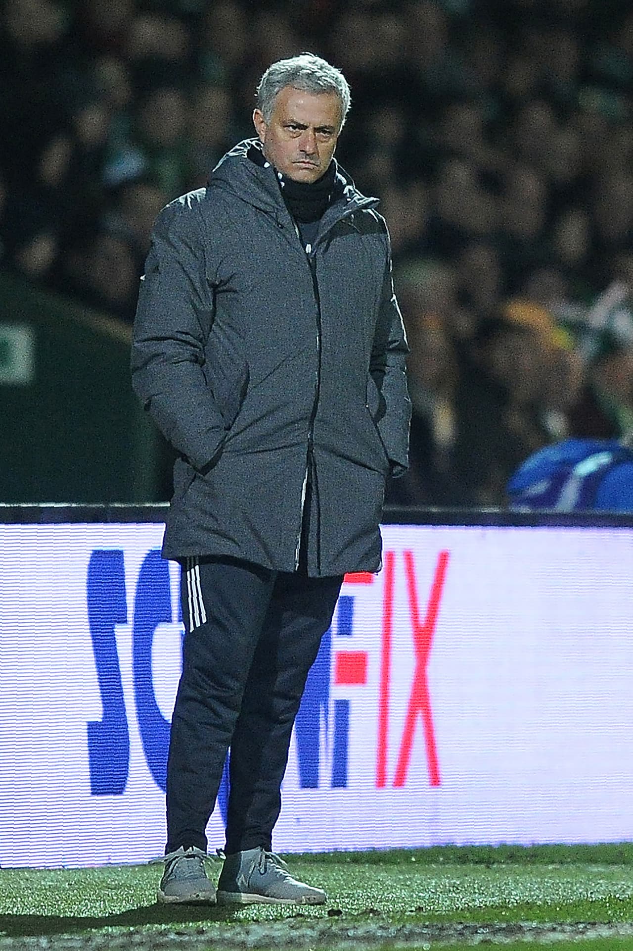 José Mourinho, que convenció a Alexis de firmar por el United y no el City, esperaba paciente por una jornada tranquila.