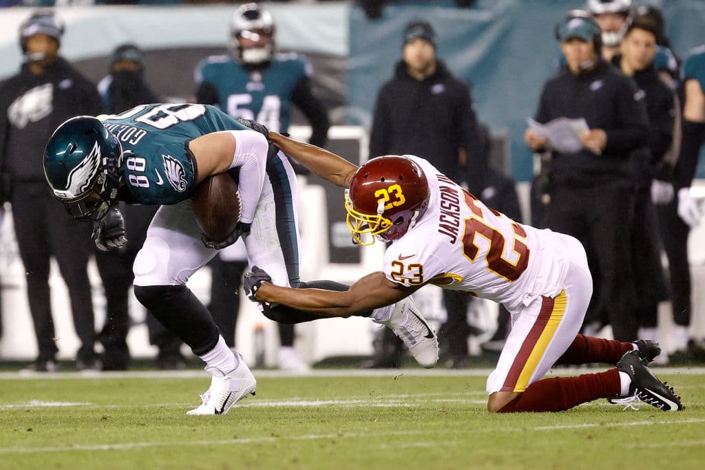 Los Angeles Rams dominan a los Seahawks en casa y les pegan 10-20, mientas Philadelphia continúa por la pelea en los Wildcards y vencen a Washington 17-27.