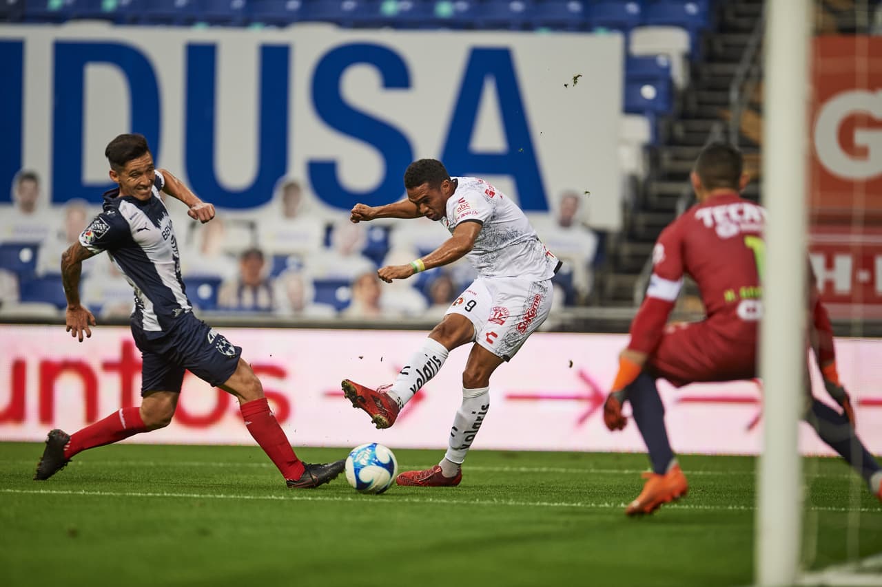 En un duelo muy cerrado, las anotaciones de Maxi Meza y Mauro Manotas hacen que Monterrey y Tijuana dividan los puntos. Los regios acumulan una racha de tres encuentros sin poder ver la victoria. Con el empate Xolos se mantiene en la cuarta posición de la tabla con 13 unidades.