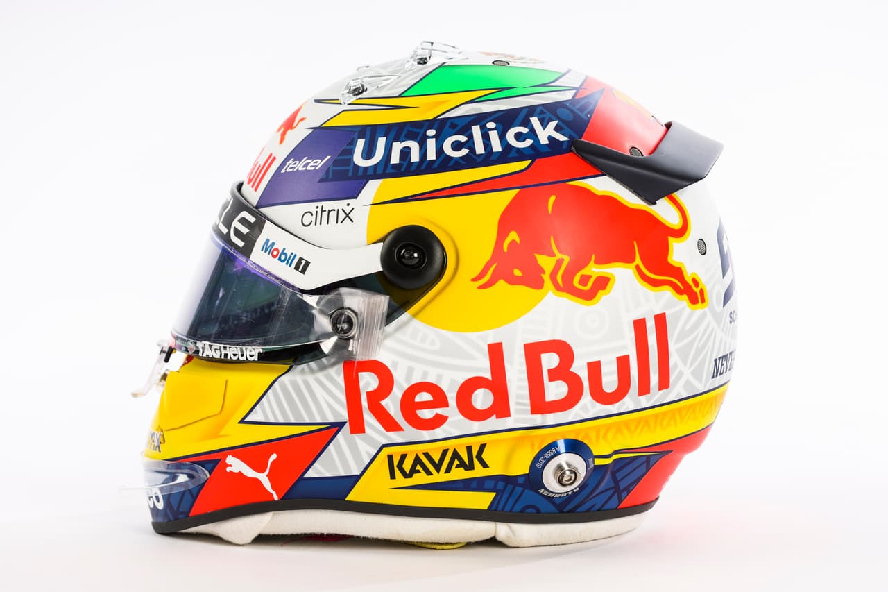 El piloto mexicano Sergio 'Checo' Pérez modelo su nuevo casco, noticia que tardó segundos en darle la vuelta al mundo entero.