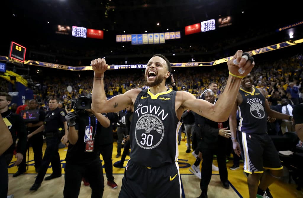 Con 37 Puntos Stephen Curry rescató de una posible derrota a los Golden State Warriors al llevarse el Juego 2 de la Final de la Conferencia del Oeste en Oracle Arena por 114-111 sobre unos Portland Trail Blazers que dieron un gran juego, pero que no fue suficiente para arrancarle la victoria a los campeones de la NBA. Tuvo Portland ventaja de 15 puntos al medio tiempo y de ocho en el cuarto periodo, pero todo se derrumbó para los visitantes.