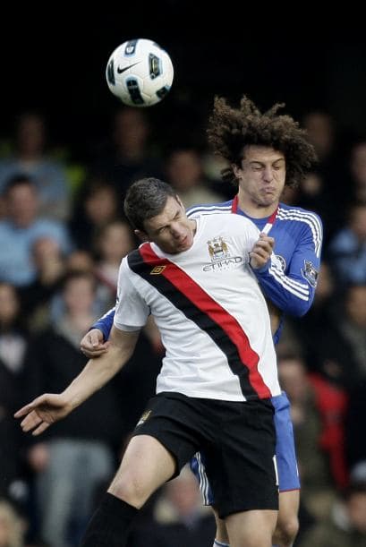 En un duelo importante ante Manchester City, Luiz neutralizó a los atacantes 'Citizens'.
