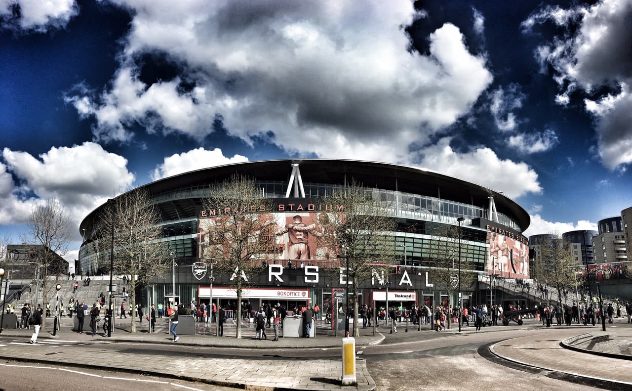 Los encargados del diseño del Kazan Arena fueron los arquitectos de la firma estadounidense Populous, la cual ha estado detrás de la construcción de estadios como el Emirates, Wembley, Da Luz y el BBVA Bancomer de los 'Rayados'. Este es el Emirates Stadium (Inglaterra)