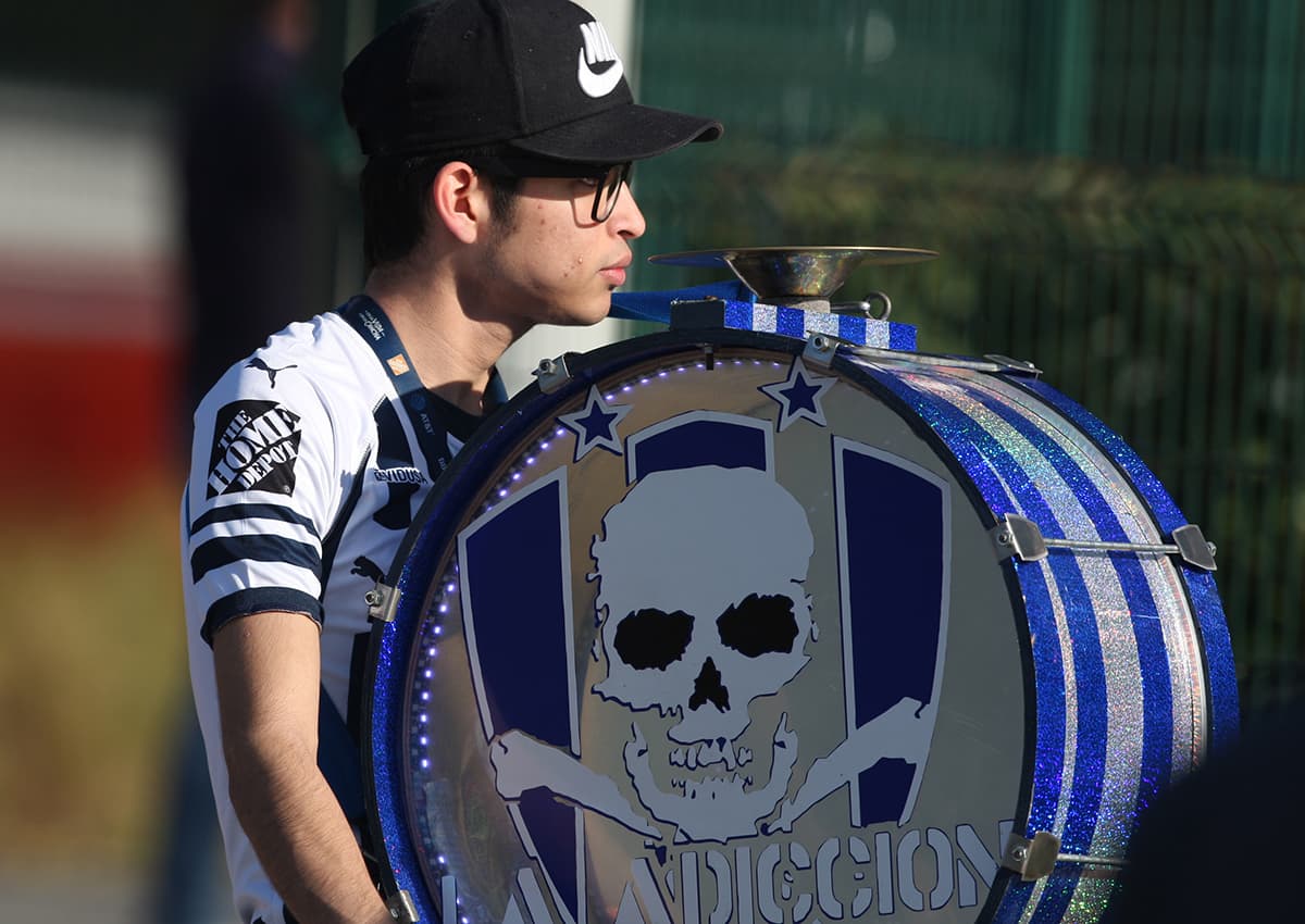 Los fanáticos de Rayados crearon una colorida fiesta en la llegada de los jugadores al Estadio Bancomer.
