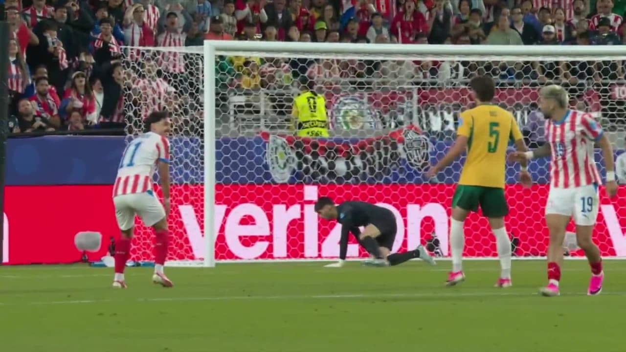 ¡TIRO ATAJADO! disparo por Jordan Bos.