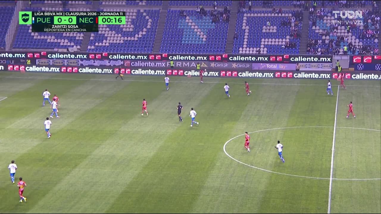 Arranca el partido y la pelota está en juego.