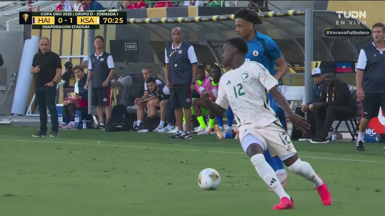 ¡TIRO ATAJADO! disparo por Carlens Arcus.