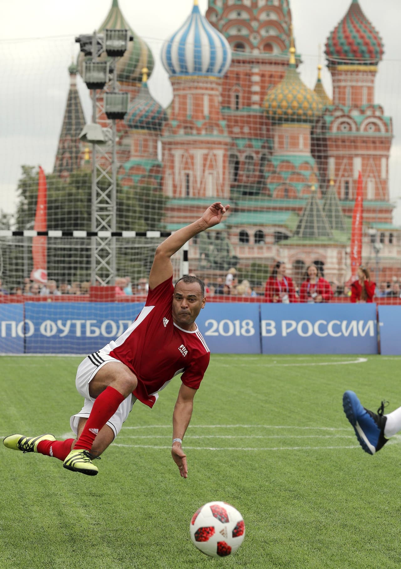 El duelo se llevó a cabo en el Parque del Fútbol de la tradicional Plaza Roja, sitio emblemático e histórico de Moscú y Rusia.