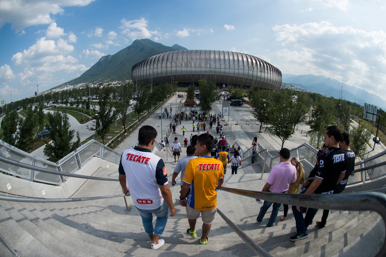 Las aficiones del Monterrey y de Tigres vivieron su propio partido en las tribunas y a las afueras del estadio. Estas son las mejores imágenes.