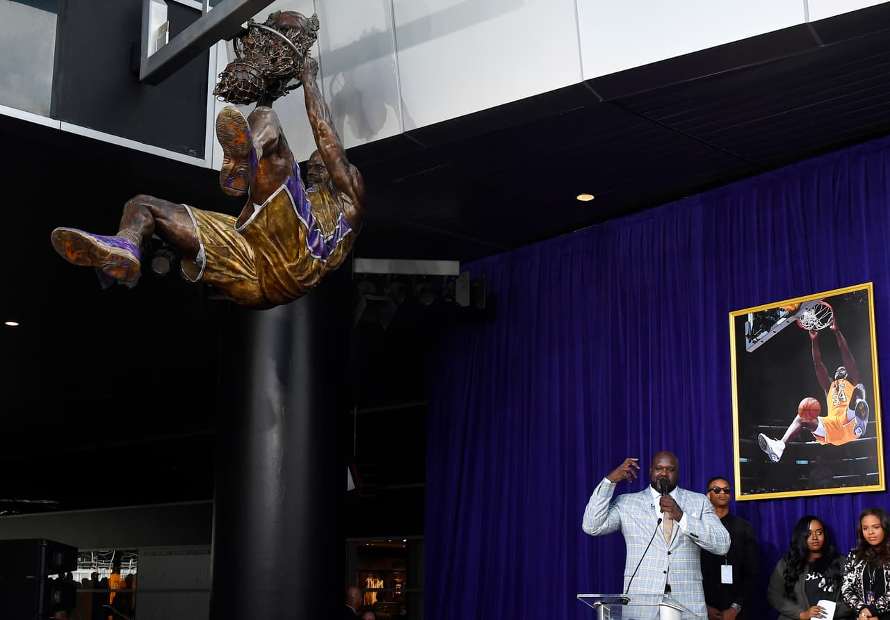 La estatua está suspendida a 10 pies de altura en un acceso al Staples Center.