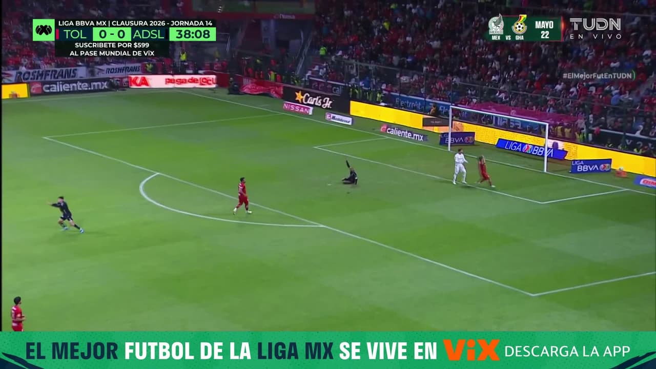 ¡JOAO PEDRO PIDE PENAL! El Pollo sujetó ligeramente al goleador del San Luis pero el árbitro dice que NO HAY NADA