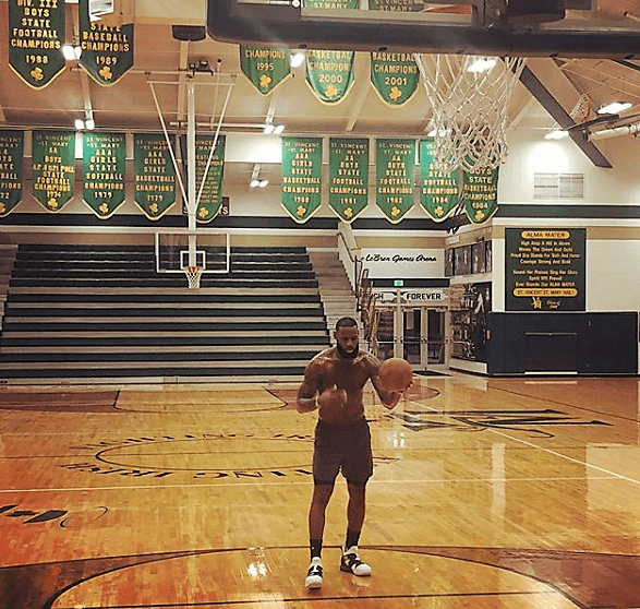 Sin duda todo lo que hace LeBron James dentro y fuera de la duela es siempre de llamar la atención. Es por ello que contamos estas historias.