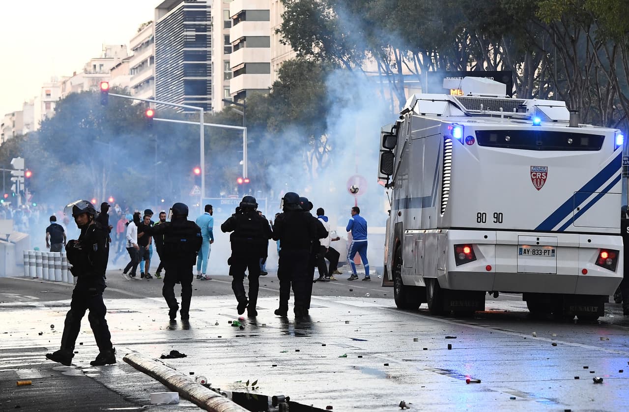 Lanzamiento de proyectiles, amenazas con bengalas y golpes entre aficionados, así se vivió la previa del duelo de la jornada en la Ligue 1.
