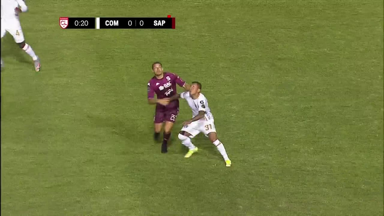 Arranca el partido y la pelota está en juego.