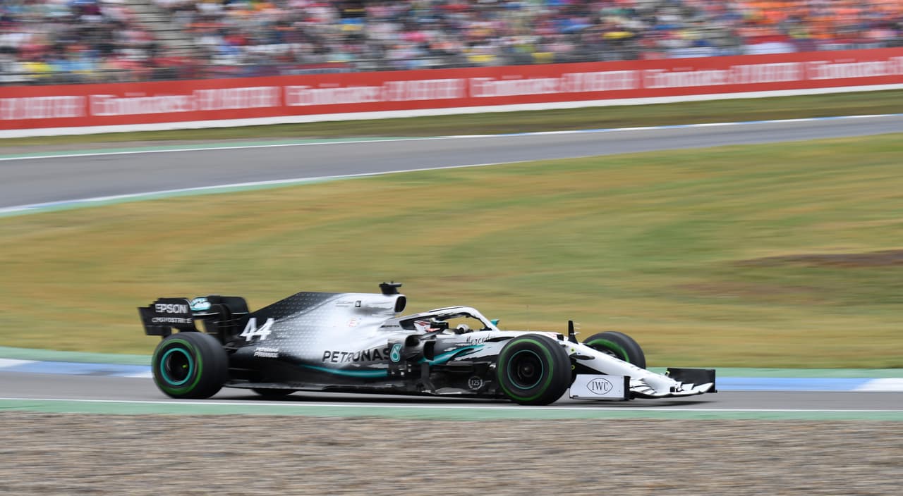 Pese a que el piloto de Mercedes Lewis Hamilton acabó en el undécimo puesto, y no sumó unidades, todavía saca un amplio margen a su más cercano perseguidor, el finlandés Valteri Bottas, de Mercedes, quien también tuvo una complicada carrera. Entre ambos hay 39 puntos de separación.