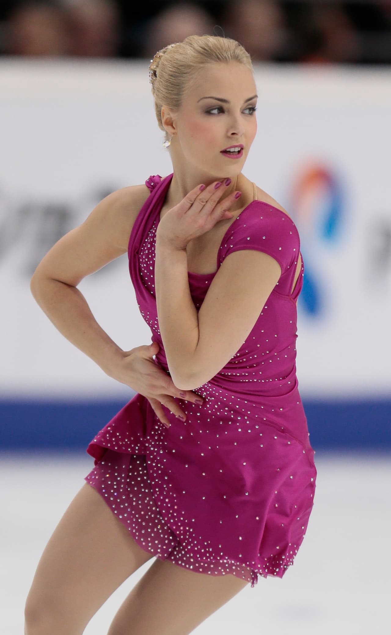 Este 2015 fue el año de despedida del patinaje artístico sobre hielo de una campeona y belleza de Finlandia, Kiira Korpi.