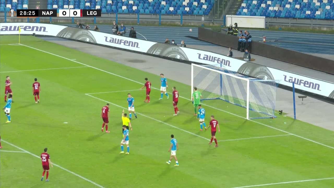 ¡TIRO ATAJADO! disparo por Hirving Lozano.