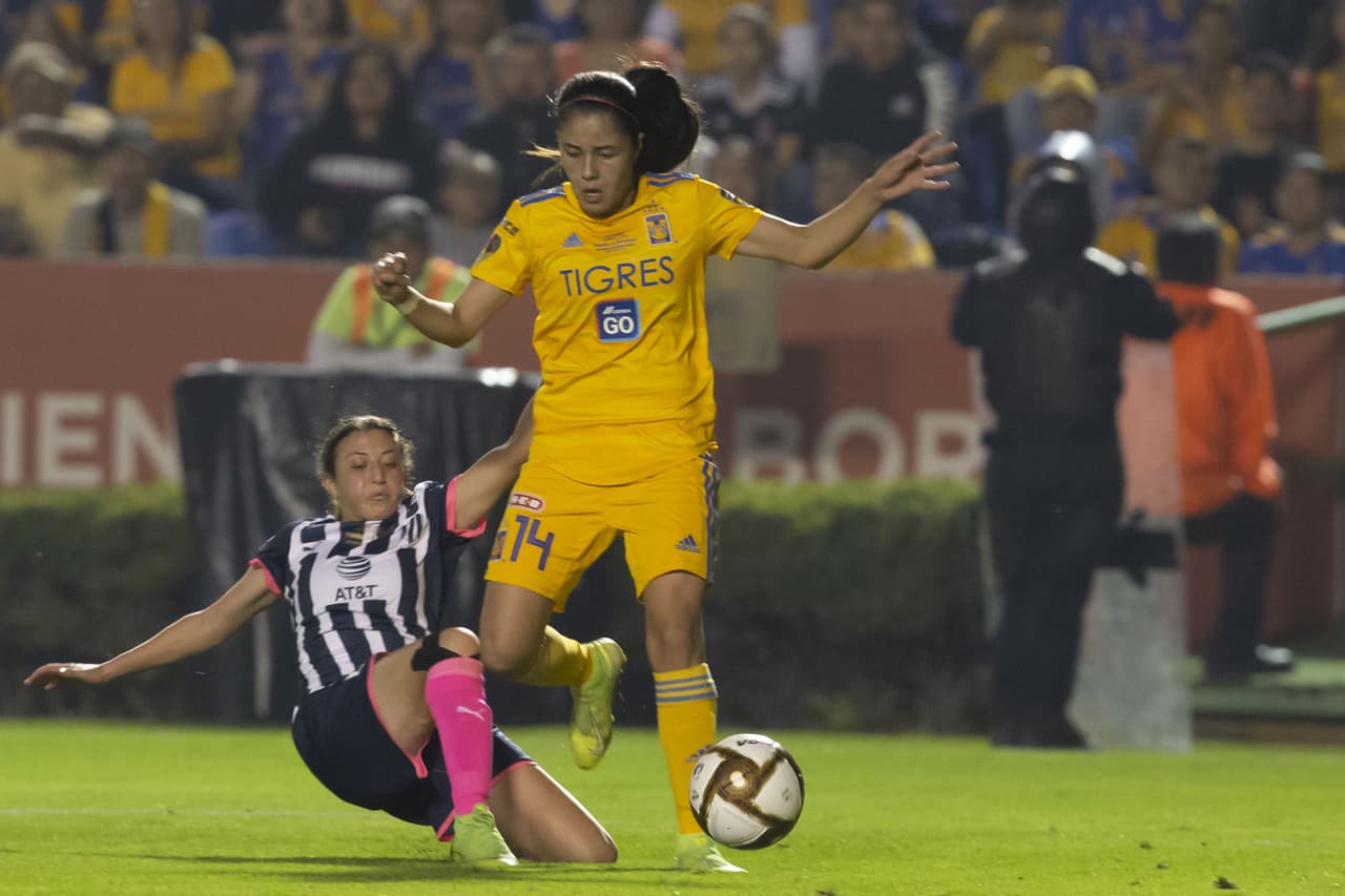 Con goles de Belén Cruz por parte de Tigres y gol de Ania Mejía para Monterrey, las regias empatan en el volcán, en la ida de la final de la Liga MX Femenil.