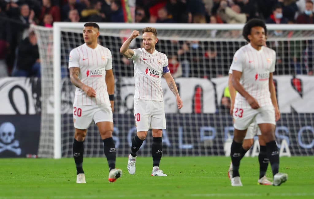 Con golers de Ivan Rakitic y Lucas Ocampos, Sevilla le pega 2-1 al Atlético de Madrid y se ponen a cinco puntos del líder, Real Madrid.