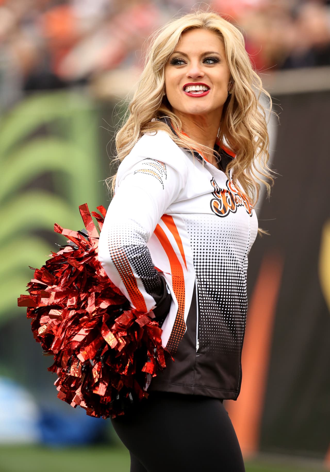 Cada una de ellas deleitó a los fans de la NFL con su belleza y carisma, checa las mejores tomas de las cheerleaders de la NFL en la Semana 12.