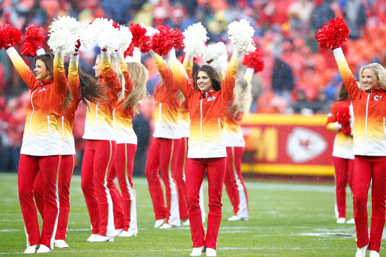 Cada una de ellas deleitó a los fans de la NFL con su belleza y carisma, checa las mejores tomas de las cheerleaders de la NFL en la Semana 12.