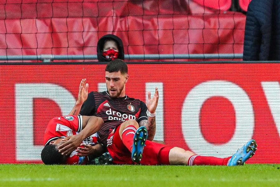 PSV no puede y reparte puntos durante el Clásico ante el Feyenoord, con marcador de 1-1 durante la Jornada 26 en la Eredivisie. Berguis puso el primer tanto del encuentro al minuto 15 a favor de los visitantes, pero Malen logró empatarlo al 38'. El mexicano Erick Gutiérrez vio el partido desde la banca.