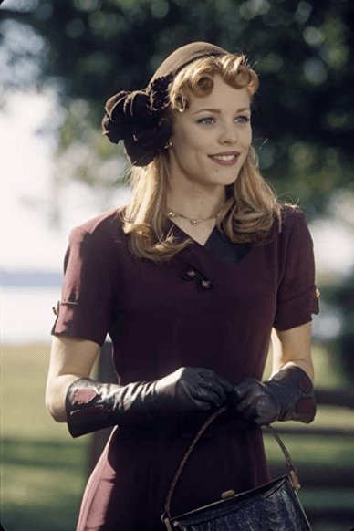 Un hombre le lee a una mujer, que sufre de Alzheimer, la historia de dos jóvenes de distintas clases sociales que se enamoraron en los 40, de cómo fueron separados y de cómo el amor los volvió a unir.