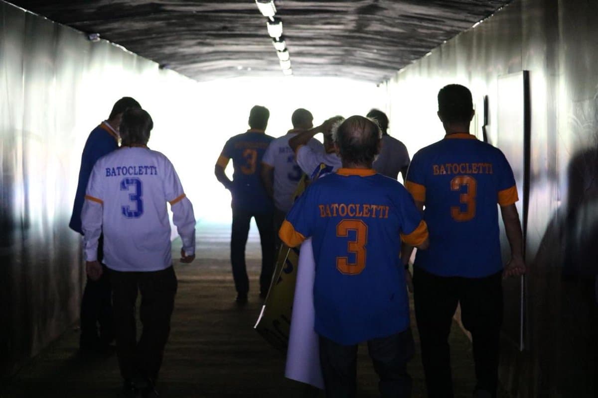 En el 'Volcán' se reunieron jugadores y leyendas de Tigres para manifestar su apoyo por una pronta recuperación del exjugador y entrenador Oswaldo Batocletti, que se encuentra delicado de salud.