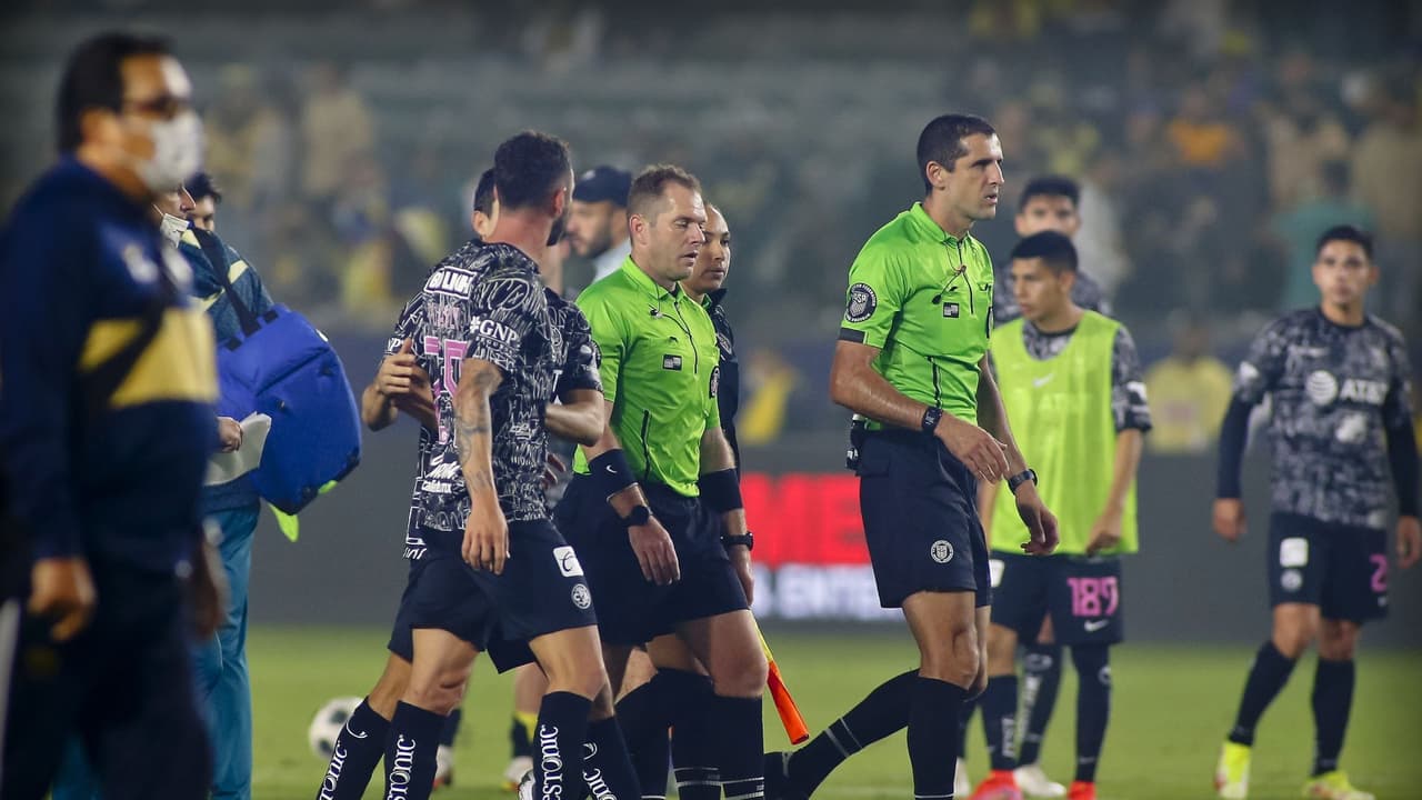 Árbitro a Layún: "Pin... mexicano, no hablo español"