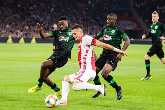 Edsón fue titular frente al Sparta Rotterdam partido que ganó el Ajax 1-4.