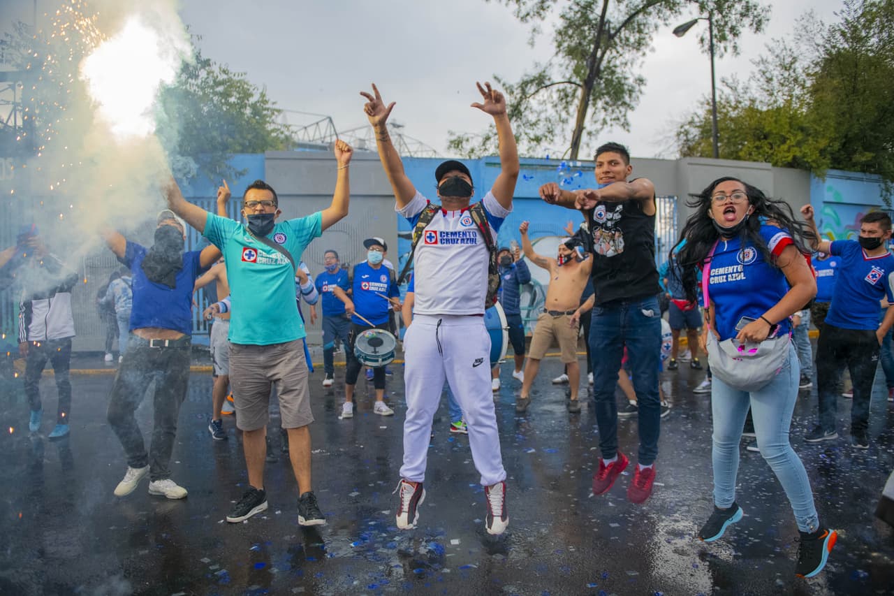 Algunos aficionados de la Máquina del Cruz Azul hicieron un pequeño viaje desde ecatepec para apoyar a sus futbolistas minutos antes de que inicie el clásico joven.