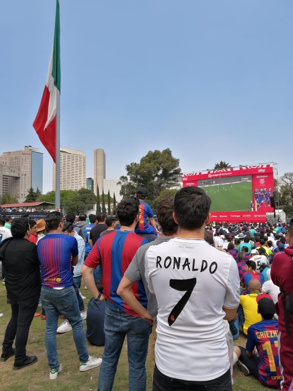 Entre amigos y familiares, se vivió un gran ambiente en el Campo Marte para ver El Clásico, que dio como ganador al Real Madrid 2-0 sobre el Barcelona.