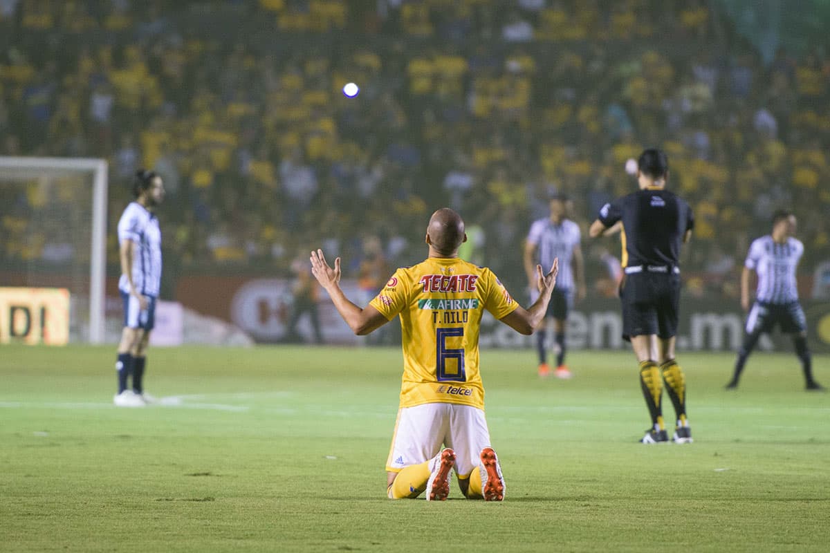 El empate 0-0 entre Tigres y Monterrey quedará como anécdota de un partido donde los equipos se olvidaron del fútbol luego que se conociera de
<a href="https://www.univision.com/deportes/futbol/liga-mx/en-fotos-la-violencia-empano-la-edicion-117-del-clasico-regio-fotos" target="_blank">la agresión a un fanático que está herido de gravedad</a>.