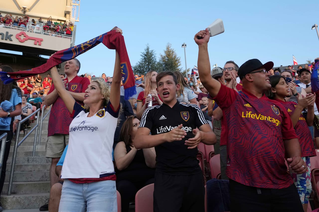 El público celebra el buen momento de su equipo.
<br>