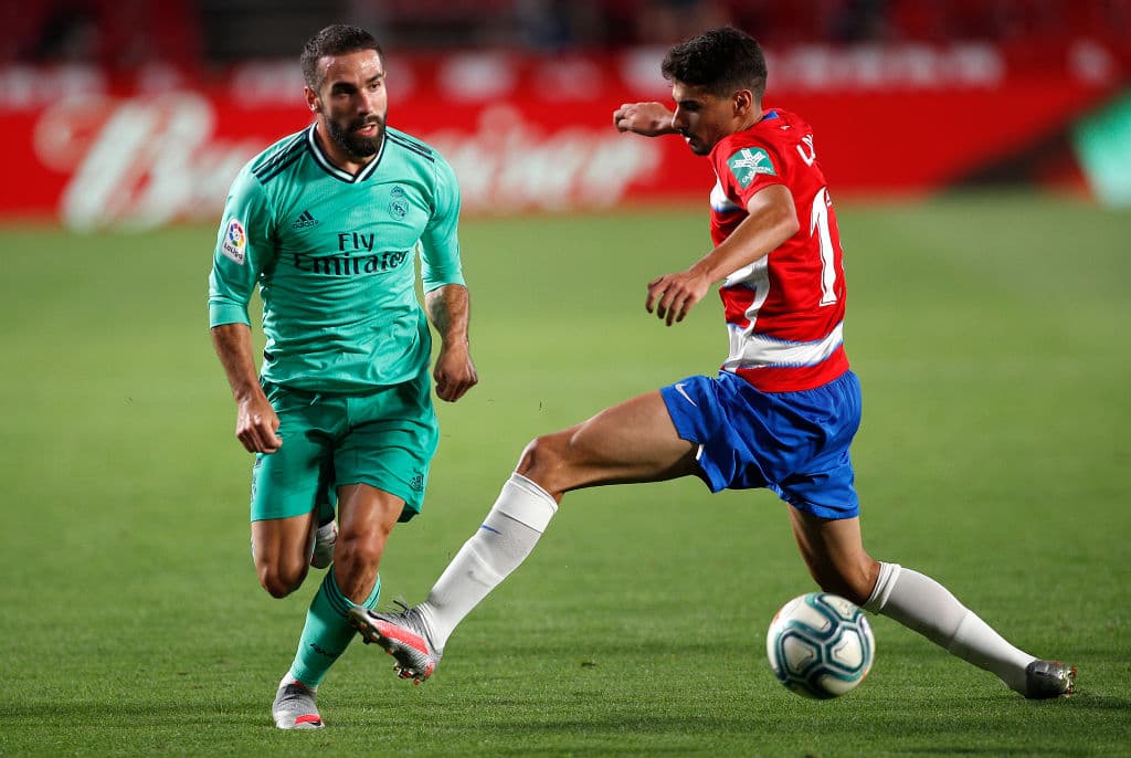 Daniel Carvajal sale con balón controlado a tda velociada, y con un túnerl se quita la marca del mediocampista del granada.