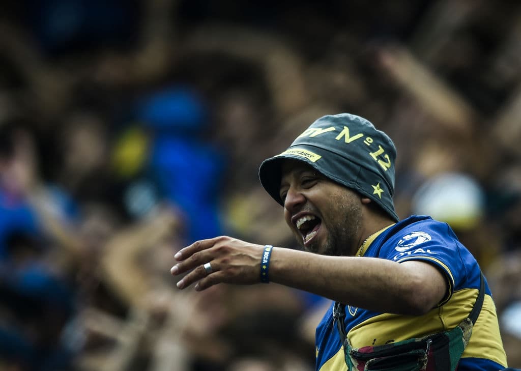 Los hinchas de Boca Juniors y River Plate viven con pasión la ida en la final de Copa Libertadores. Los xeneizes lo disfrutan en La Bombonera, mientras los 'millonarios' apoyan en el Monumental, pues no pueden ir al estadio de su rival.