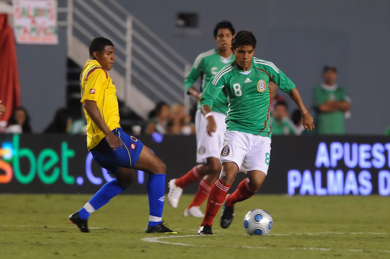Jugó su primer partido el 30 de septiembre de 2009 bajo el mando de Javier Aguirre. Fue un amistoso ante Colombia en el que el 
<i>Tri </i>cayó por 2-1. Jona entró al 72' por Patricio Araújo.