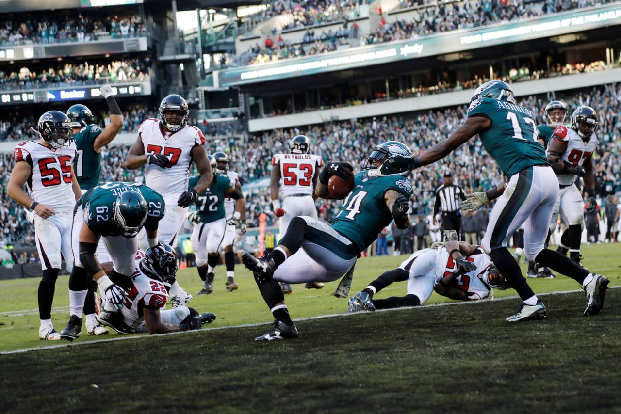 <b>Ryan Matthews – RB, Philadelphia Eagles</b>
<br>Aunque al cabo de las primeras semanas los expertos auguraban un mal año para el corredor de los Eagles, Matthews se ha encargado de callar bocas siendo uno de los ‘backs’ más eficientes en la zona roja pues ya lleva siete touchdowns en la temporada. El ‘24’ de Philly fue la clave para vencer a Atlanta, uno de los mejores equipos de la NFC, gracias a sus 19 acarreos para 109 yardas y dos anotaciones, además de colaborar con 30 yardas más como receptor. Si Filadelfia tiene chances de avanzar a postemporada, el juego terrestre de Matthews será un factor importante para quitar presión a Wentz.